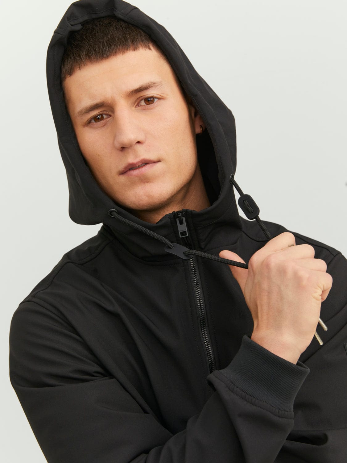 Chaqueta con capucha negra - JJEBASIC